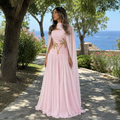 Paula-Robe de Soirée Longue Plissée à Cape Élégante
