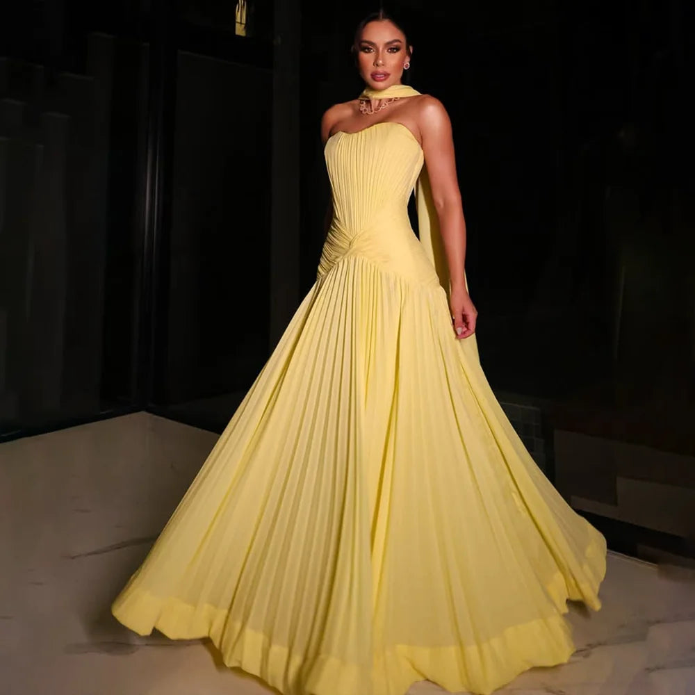 Robe de soirée avec écharpe, en mousseline de soie plissée sans bretelles .