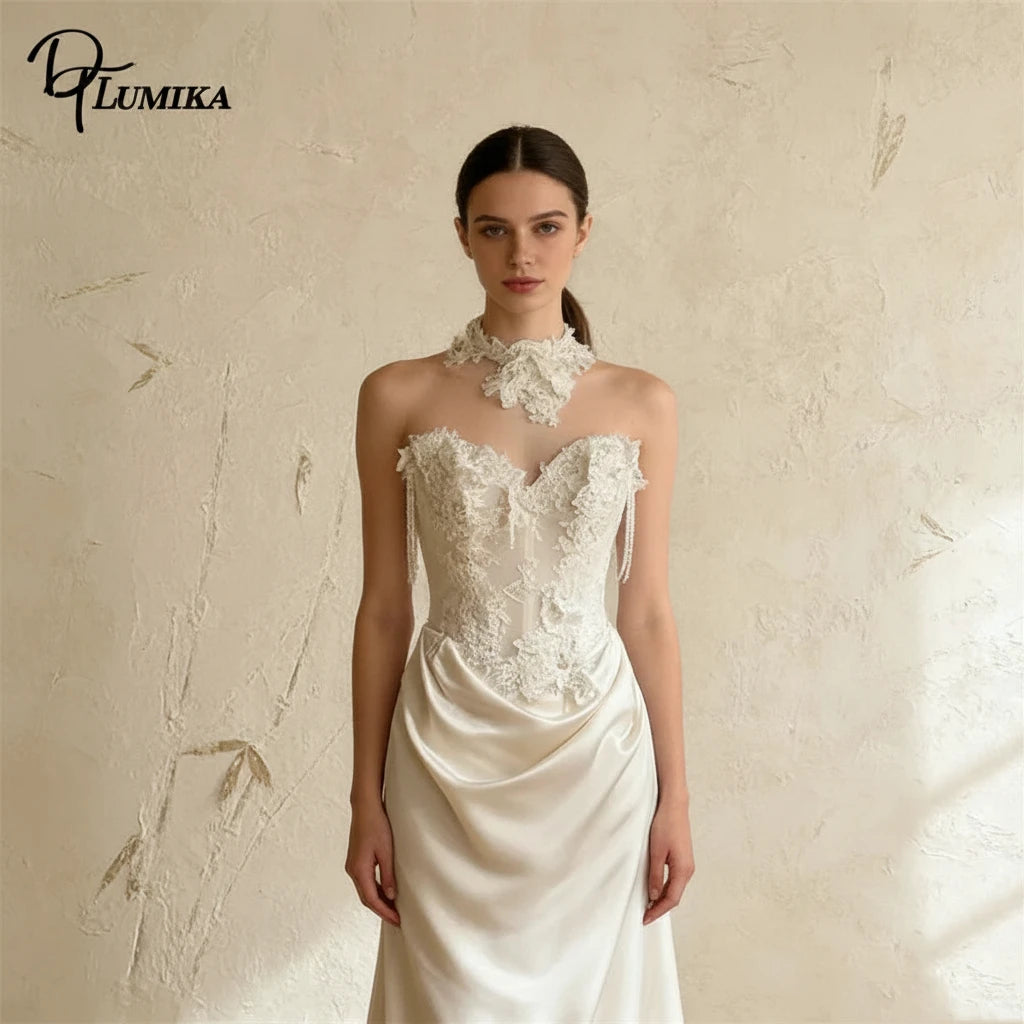 Lumika-Robe de soirée satinée dos nu à col montant en dentelle
