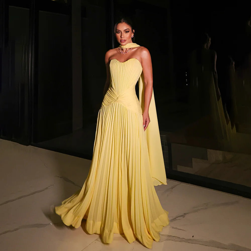 Robe de soirée avec écharpe, en mousseline de soie plissée sans bretelles .
