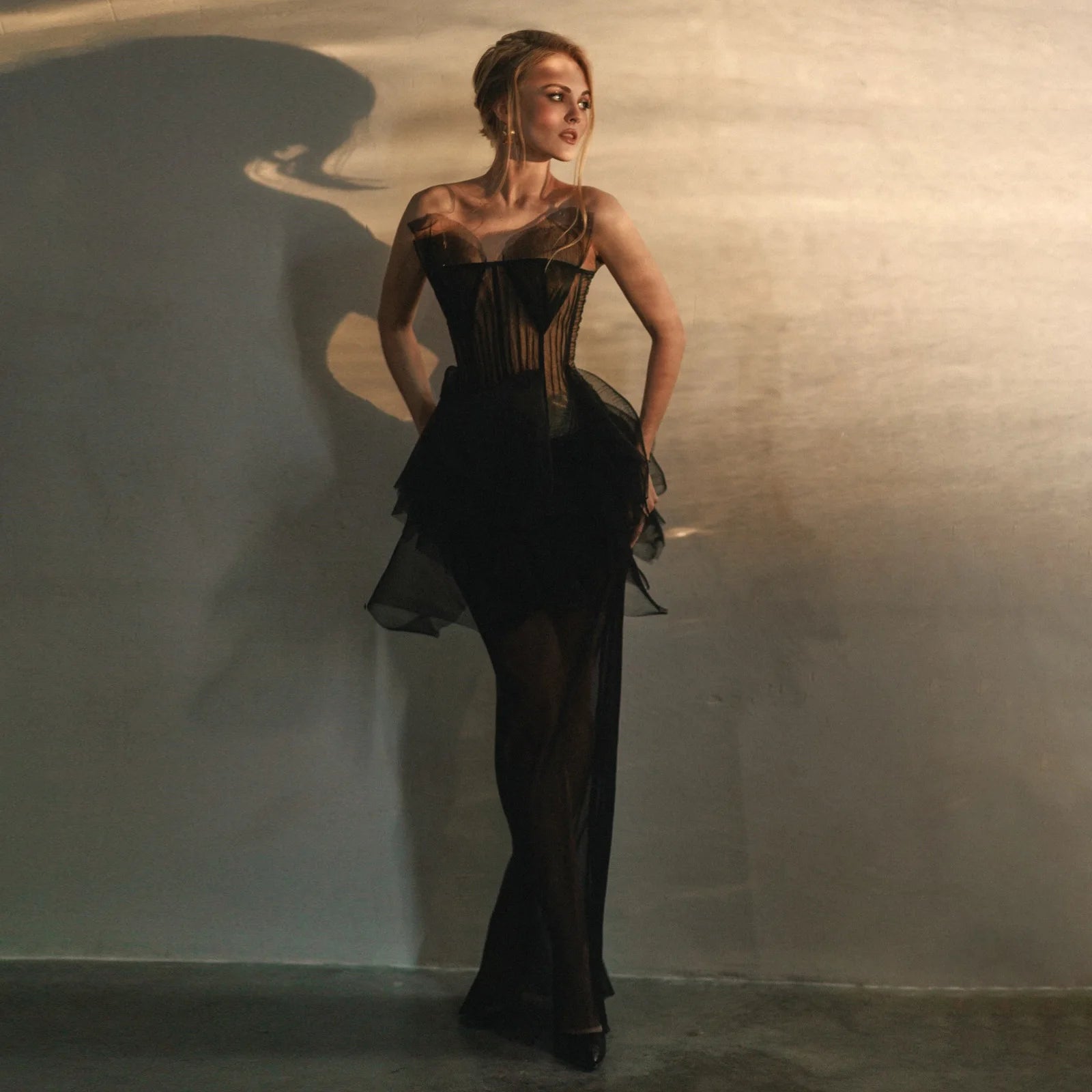Robe de Soirée Prestige Dentelle & Plumes