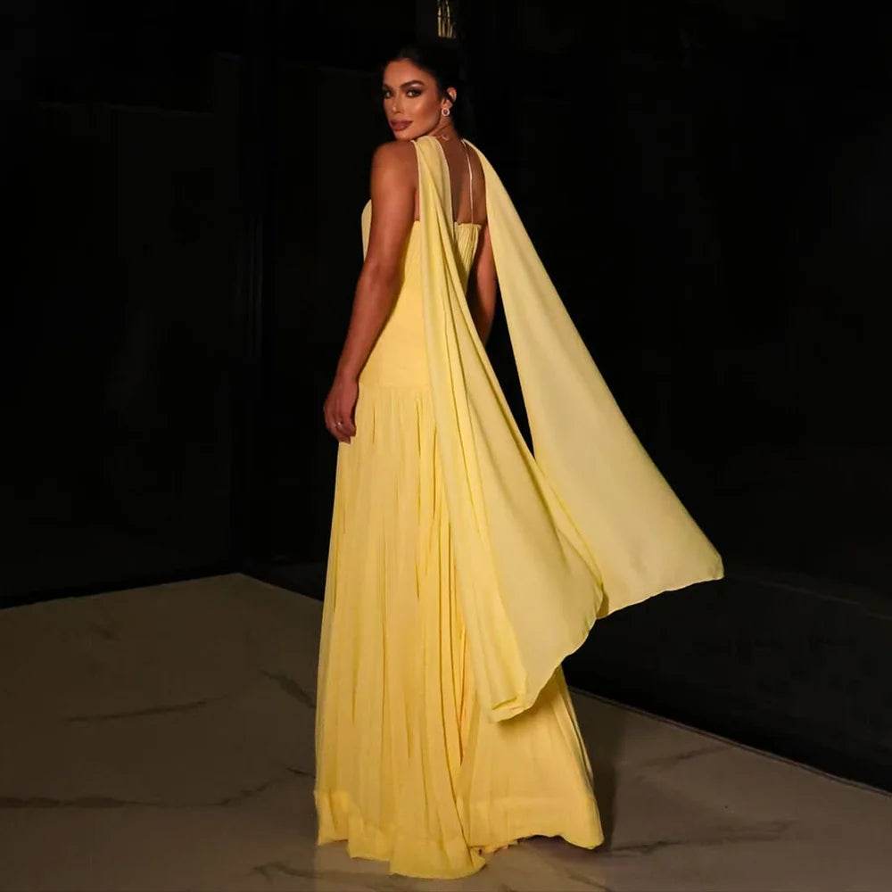 Robe de soirée avec écharpe, en mousseline de soie plissée sans bretelles .