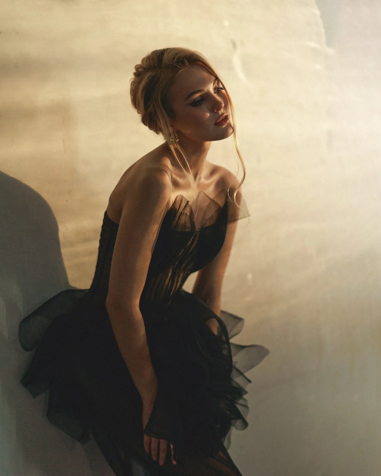 Robe de Soirée Prestige Dentelle & Plumes